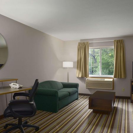 Super 8 By Wyndham Manistee Hotel Bagian luar foto