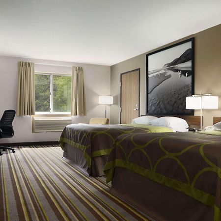 Super 8 By Wyndham Manistee Hotel Bagian luar foto