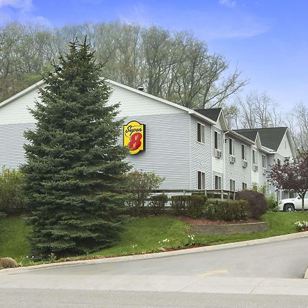Super 8 By Wyndham Manistee Hotel Bagian luar foto