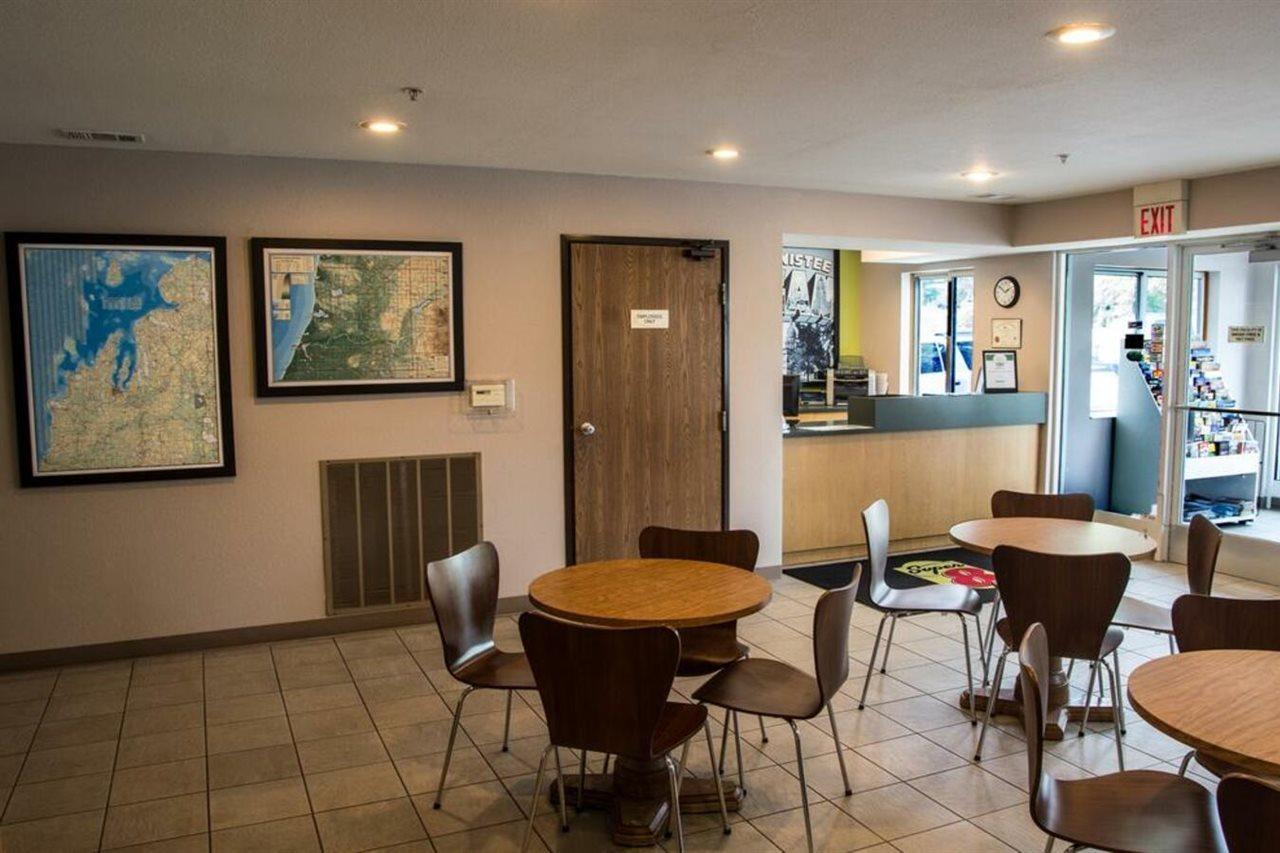 Super 8 By Wyndham Manistee Hotel Bagian luar foto