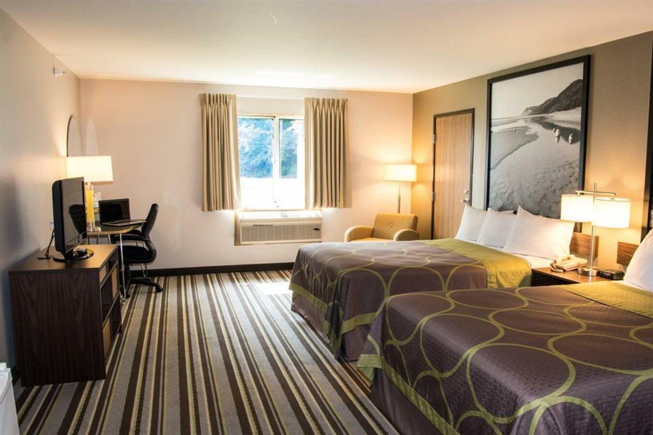 Super 8 By Wyndham Manistee Hotel Bagian luar foto