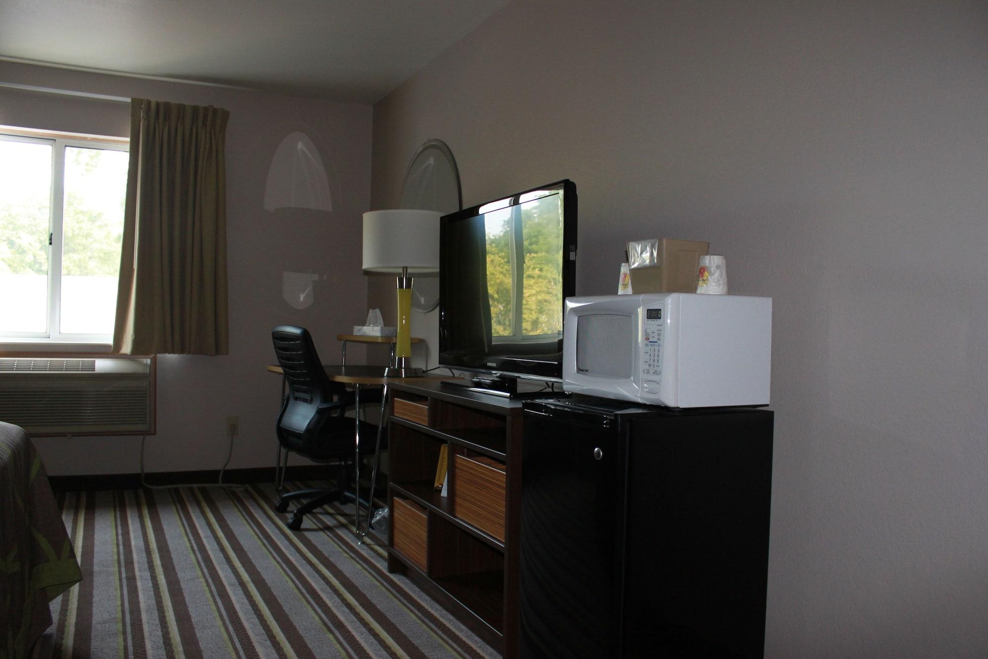 Super 8 By Wyndham Manistee Hotel Bagian luar foto