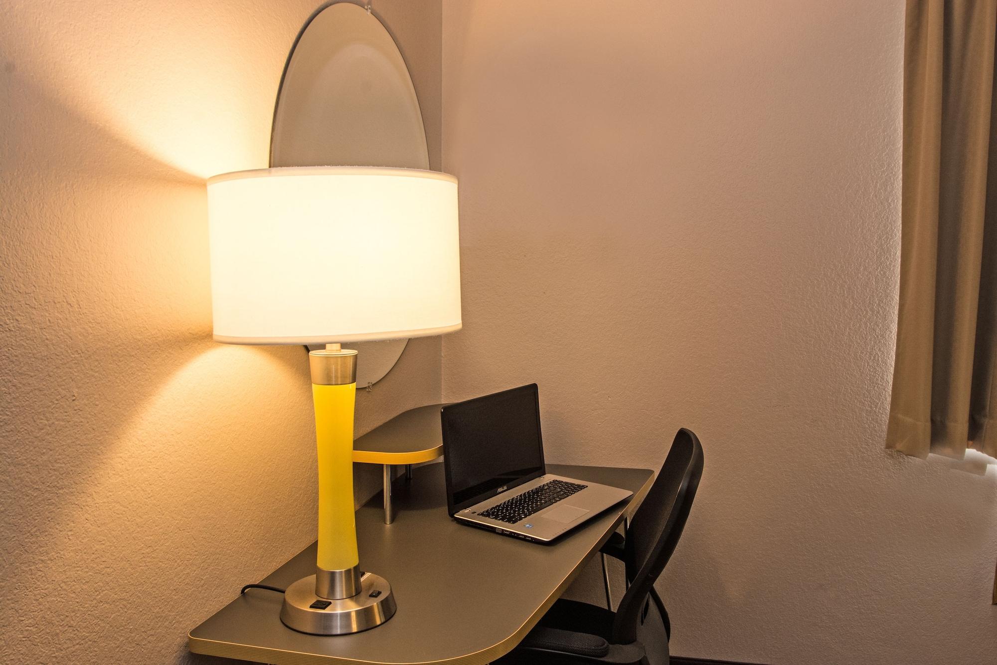 Super 8 By Wyndham Manistee Hotel Bagian luar foto