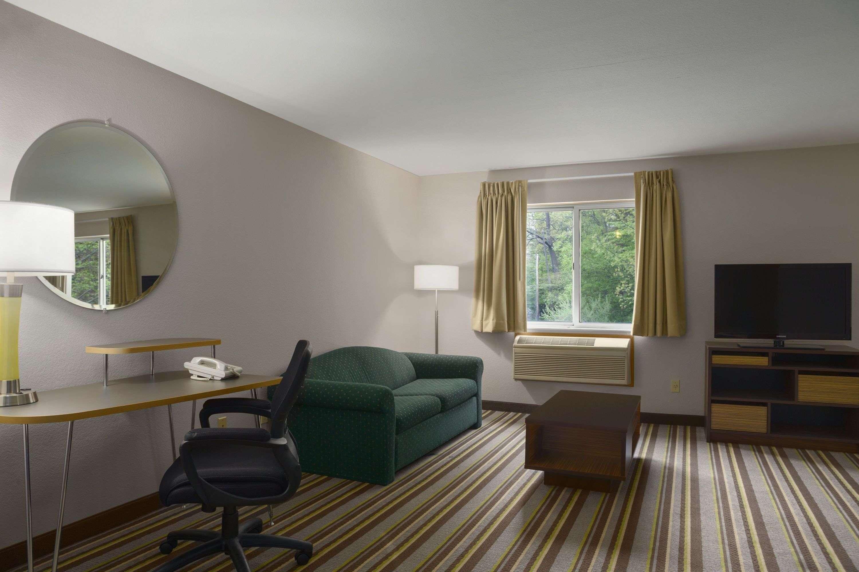 Super 8 By Wyndham Manistee Hotel Bagian luar foto