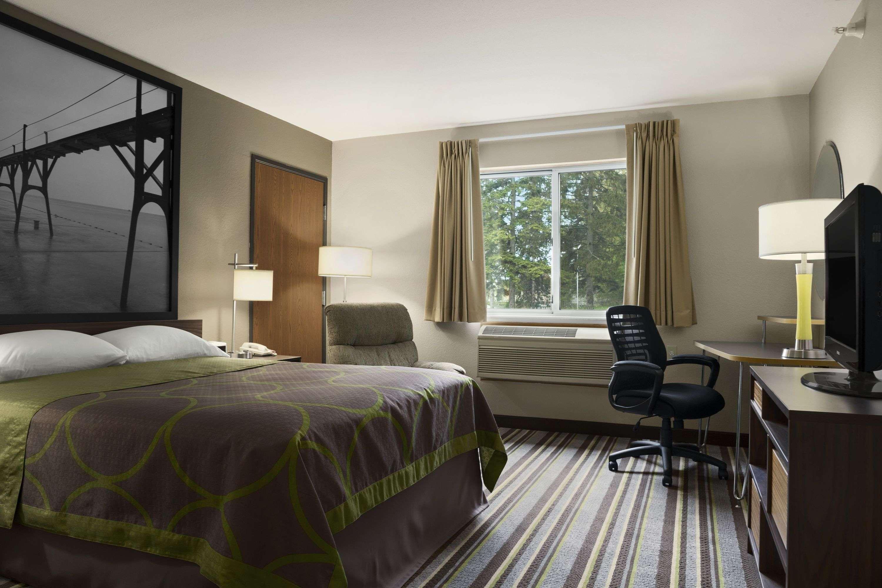 Super 8 By Wyndham Manistee Hotel Bagian luar foto