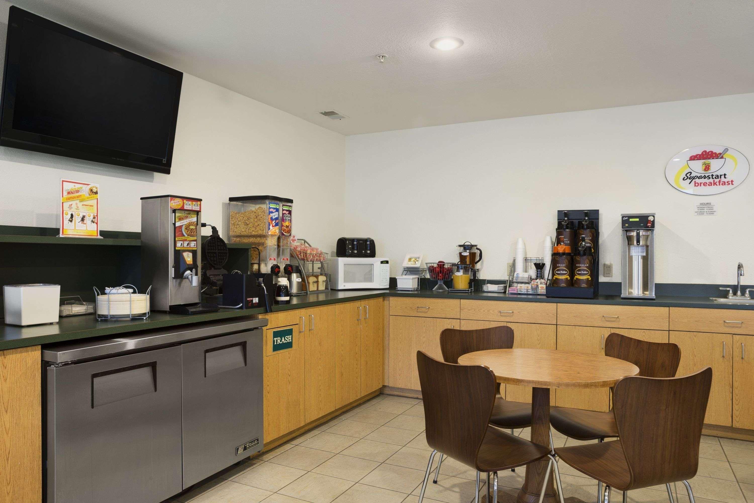 Super 8 By Wyndham Manistee Hotel Bagian luar foto