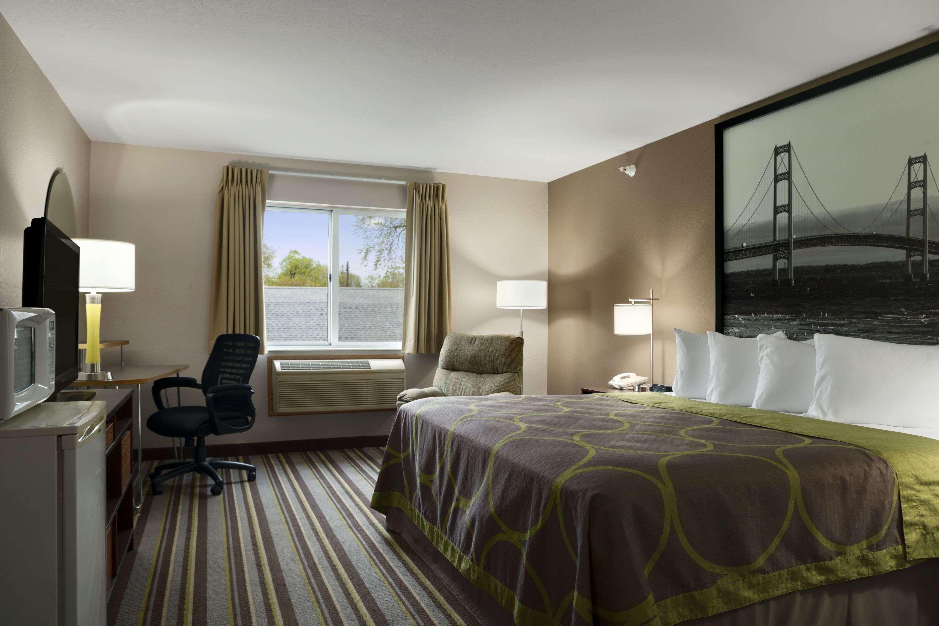 Super 8 By Wyndham Manistee Hotel Bagian luar foto