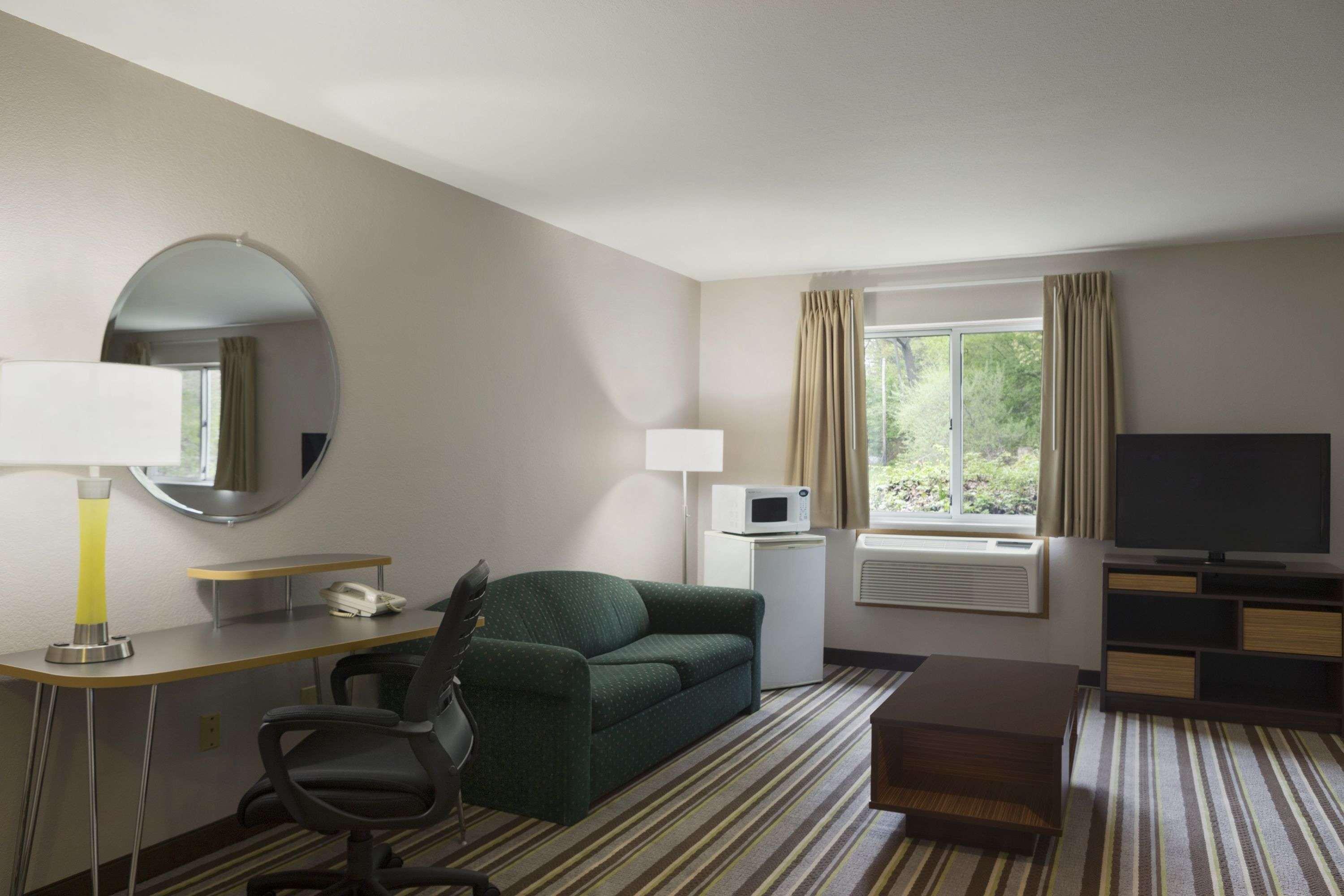 Super 8 By Wyndham Manistee Hotel Bagian luar foto