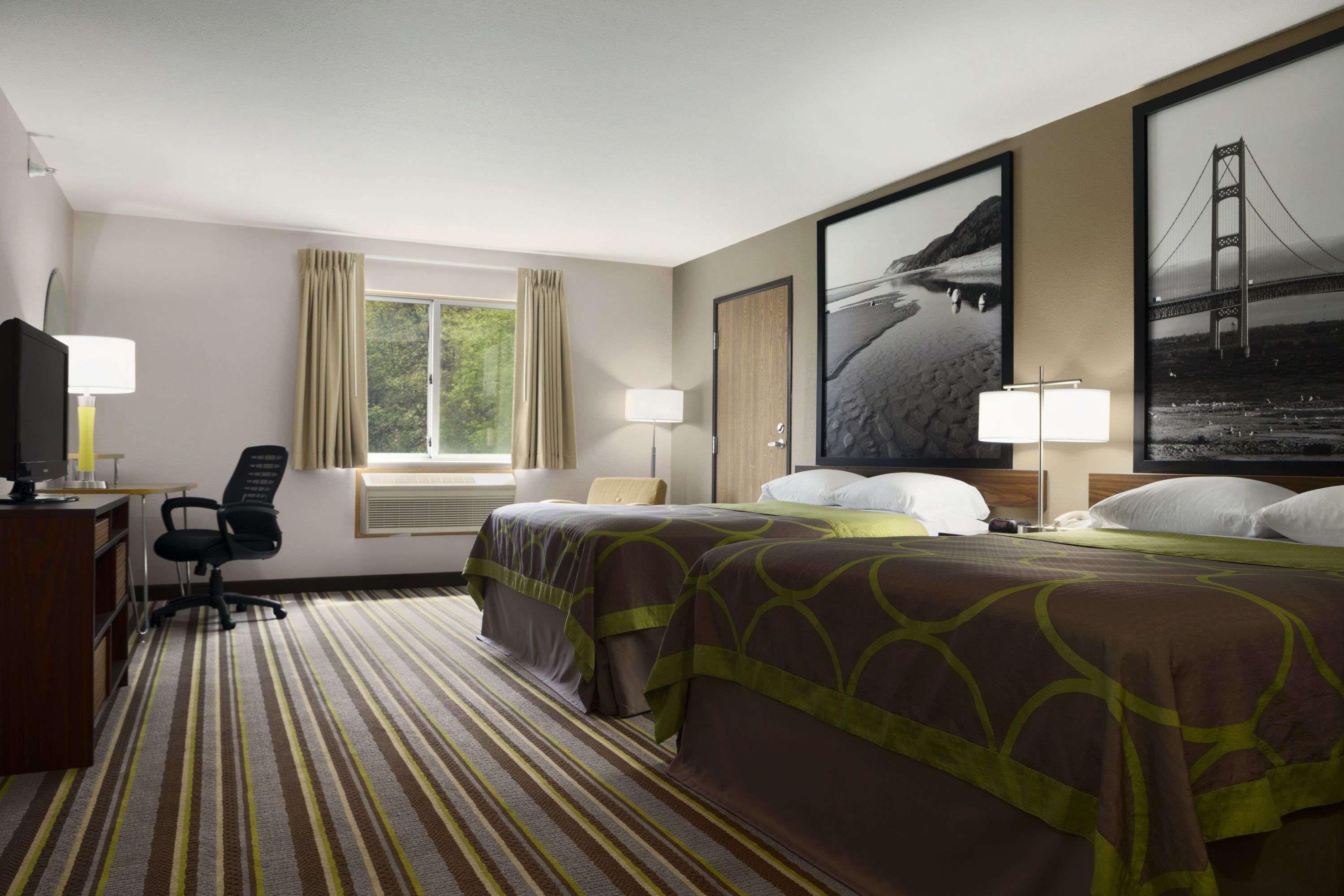 Super 8 By Wyndham Manistee Hotel Bagian luar foto
