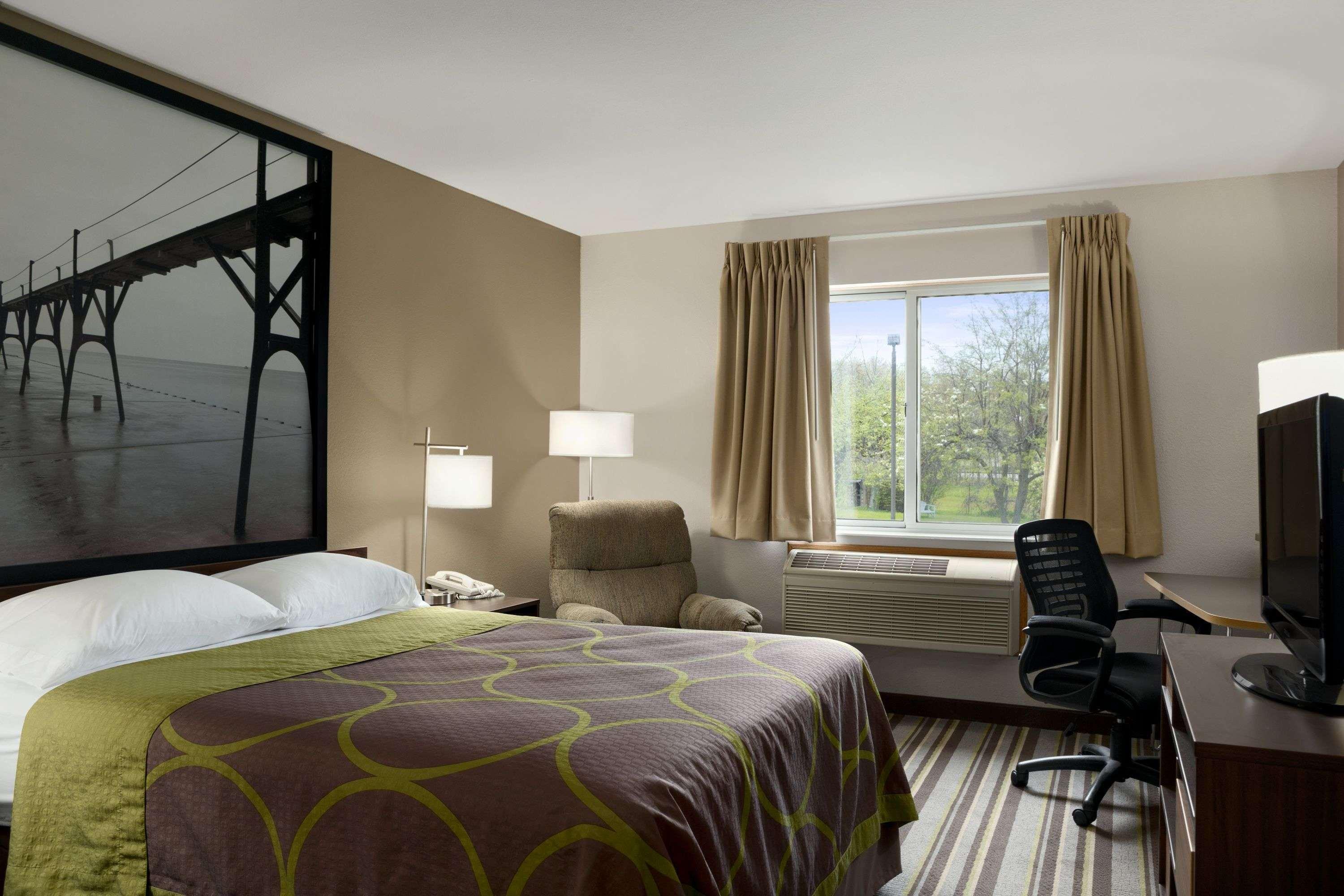 Super 8 By Wyndham Manistee Hotel Bagian luar foto