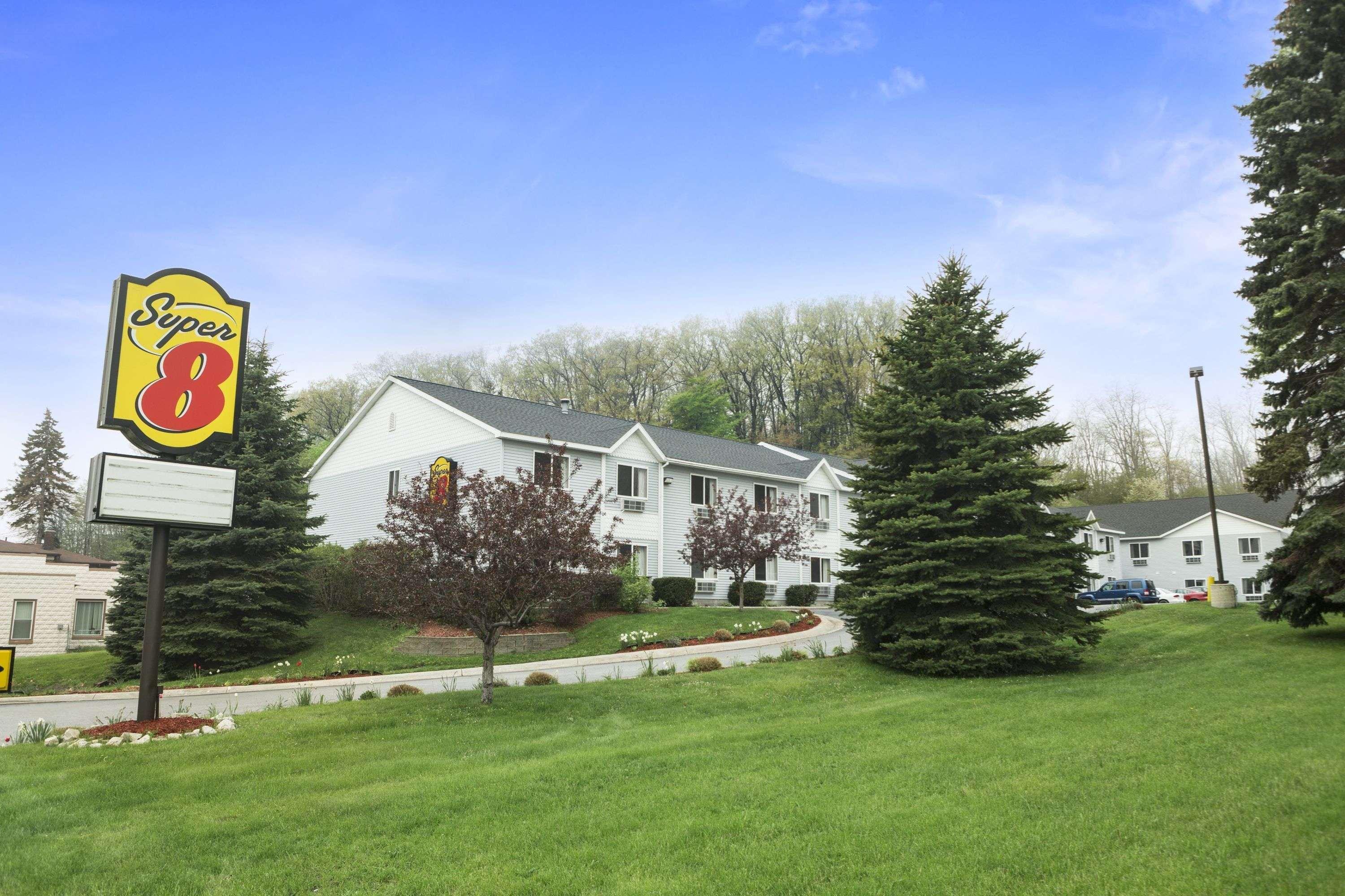 Super 8 By Wyndham Manistee Hotel Bagian luar foto