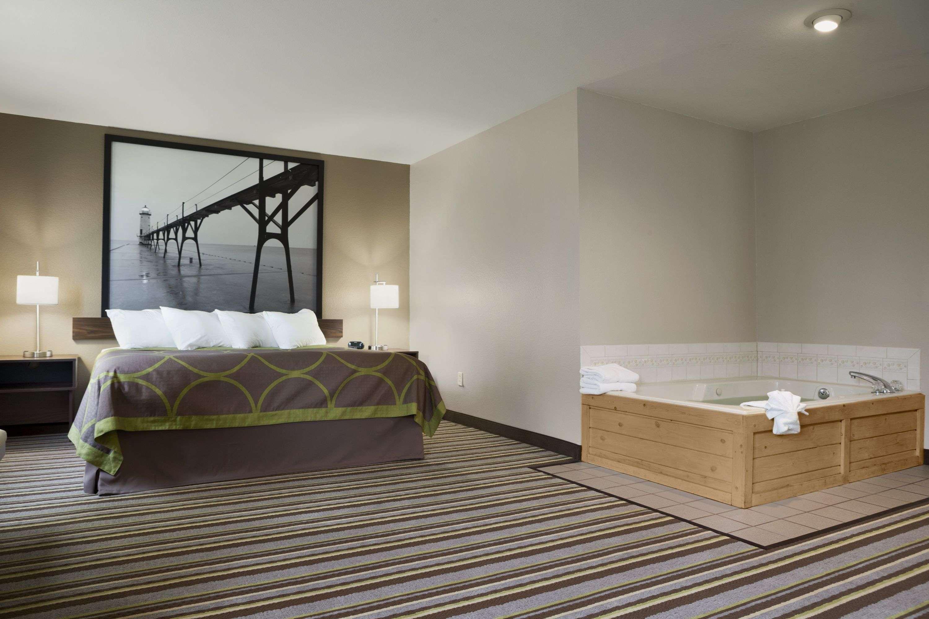 Super 8 By Wyndham Manistee Hotel Bagian luar foto