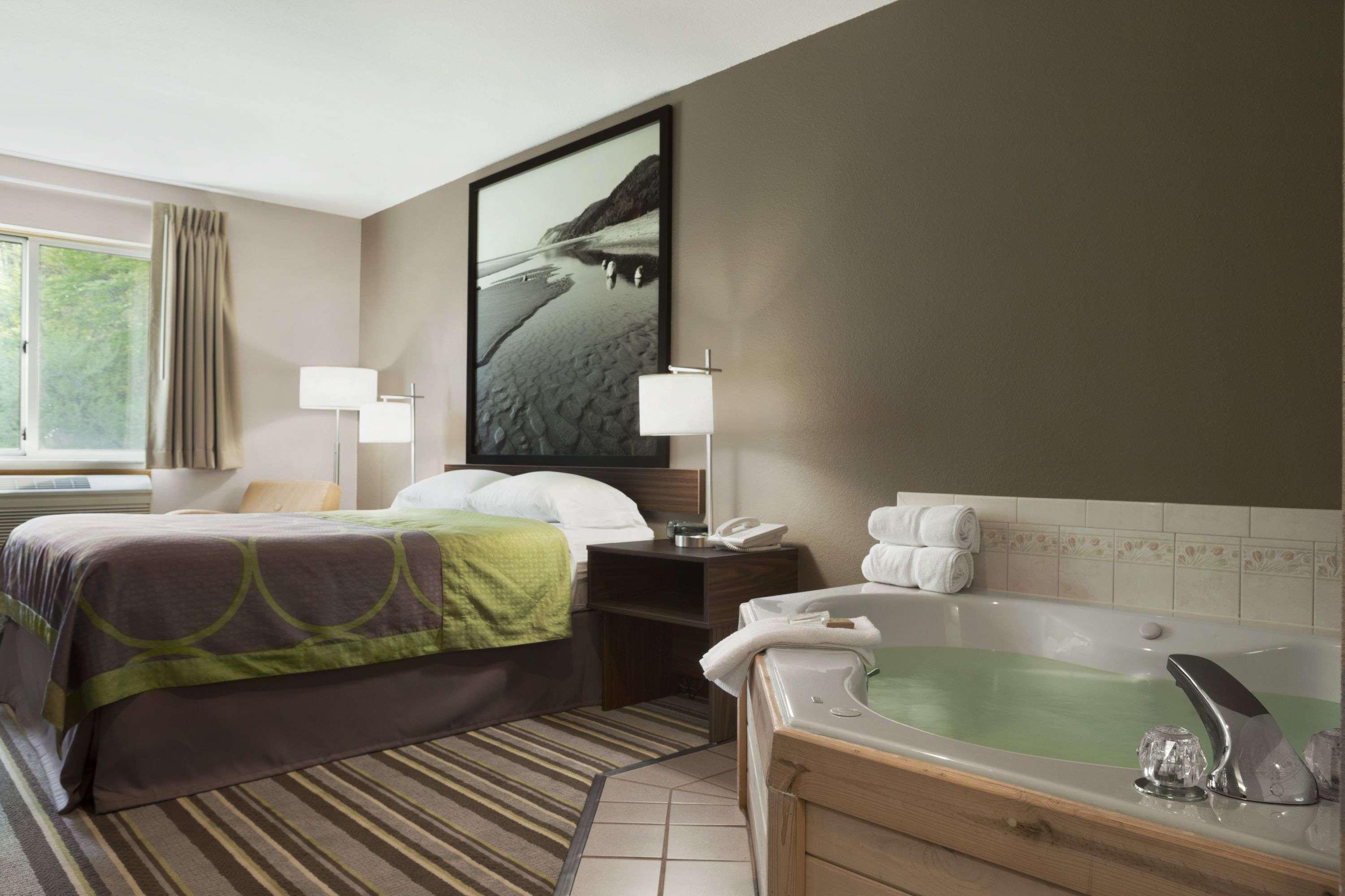 Super 8 By Wyndham Manistee Hotel Bagian luar foto