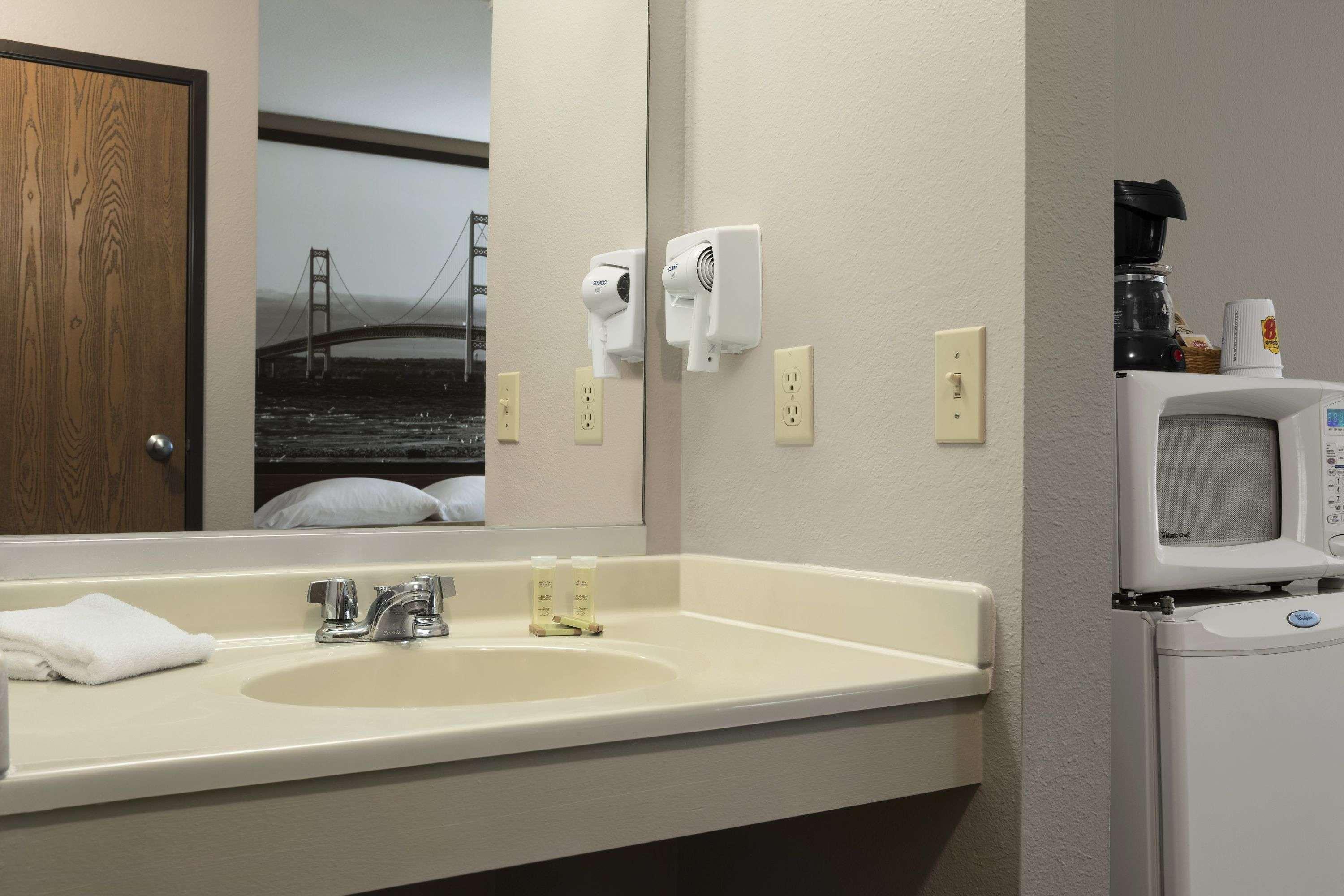 Super 8 By Wyndham Manistee Hotel Bagian luar foto