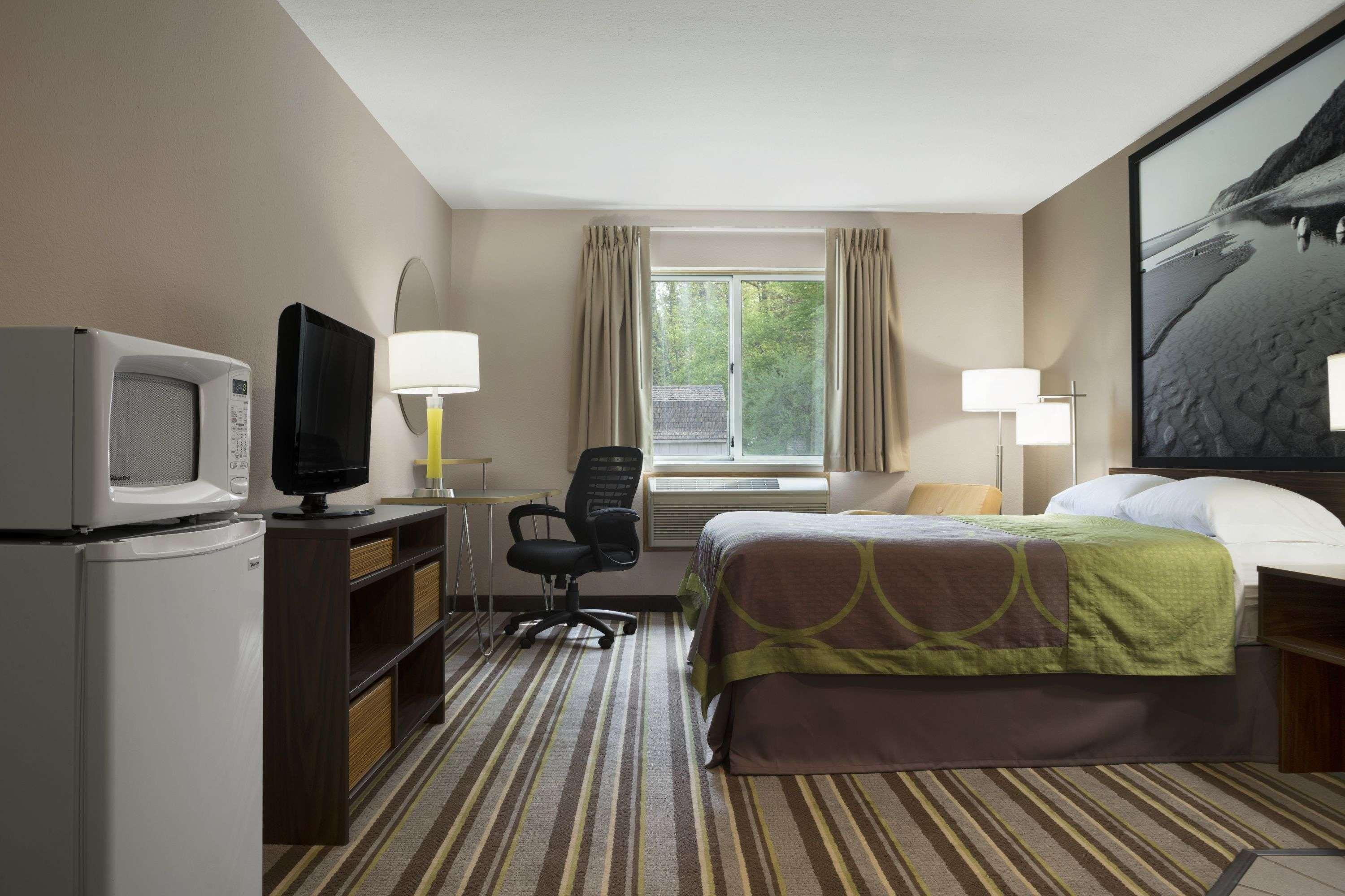 Super 8 By Wyndham Manistee Hotel Bagian luar foto
