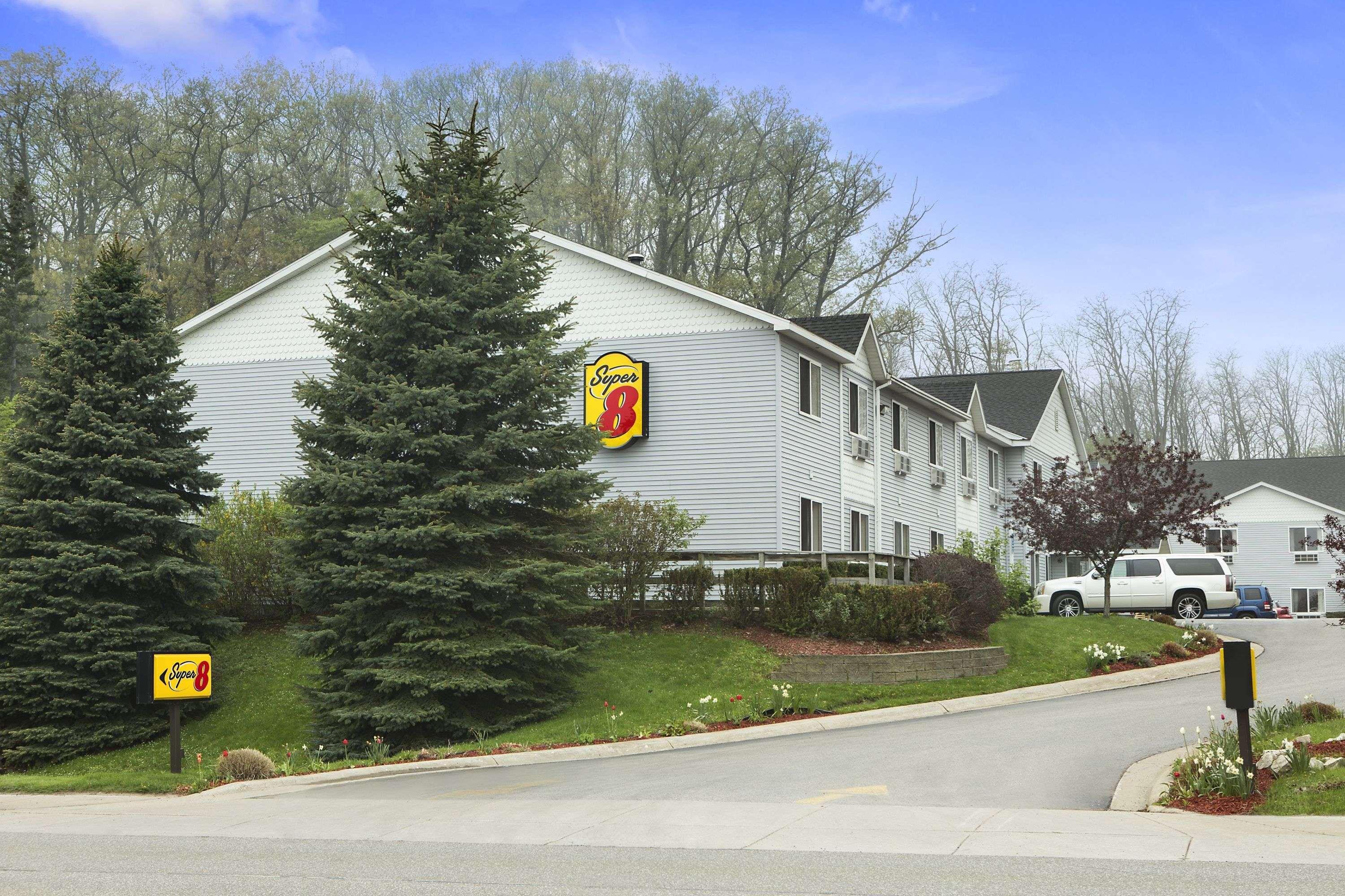 Super 8 By Wyndham Manistee Hotel Bagian luar foto