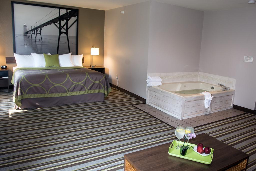 Super 8 By Wyndham Manistee Hotel Bagian luar foto