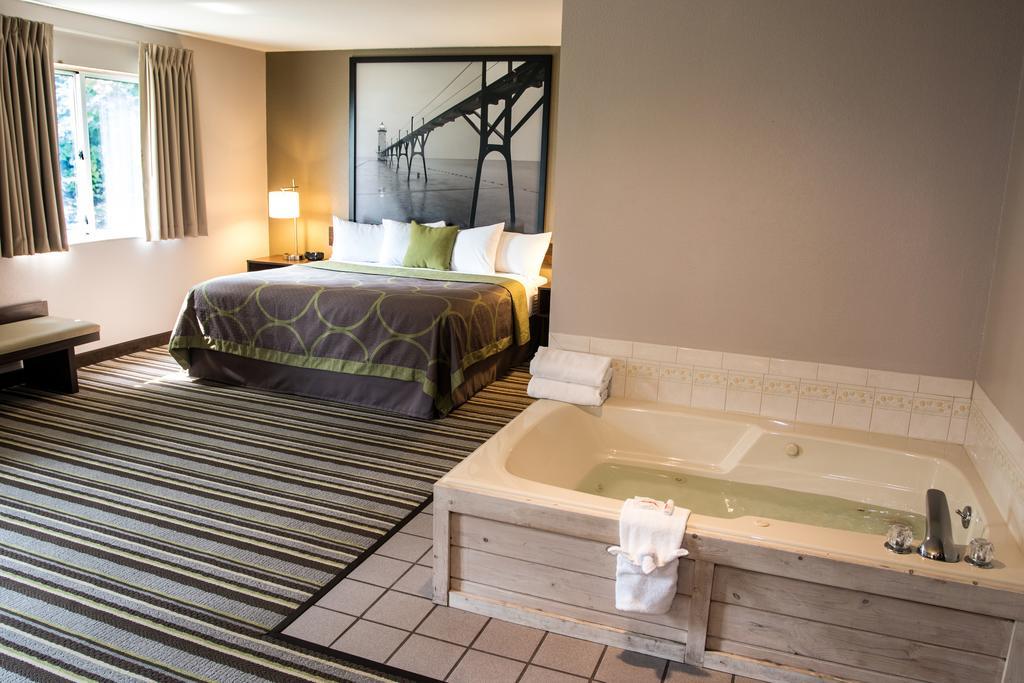 Super 8 By Wyndham Manistee Hotel Bagian luar foto
