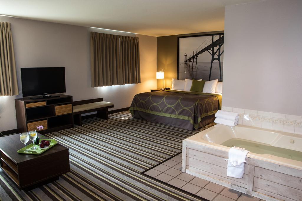 Super 8 By Wyndham Manistee Hotel Bagian luar foto