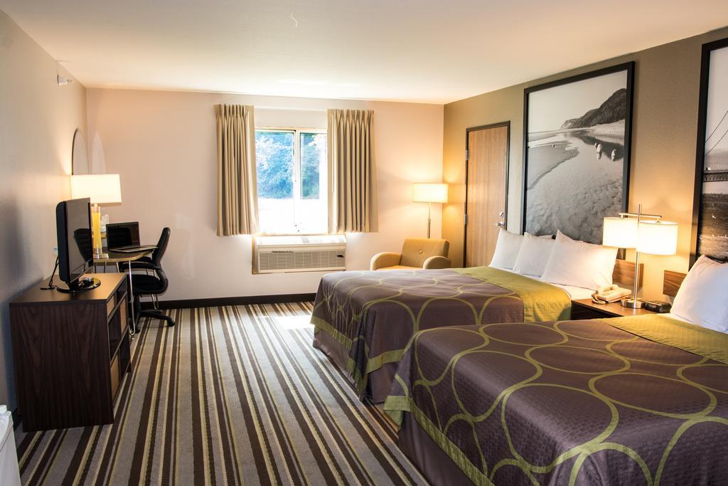 Super 8 By Wyndham Manistee Hotel Bagian luar foto