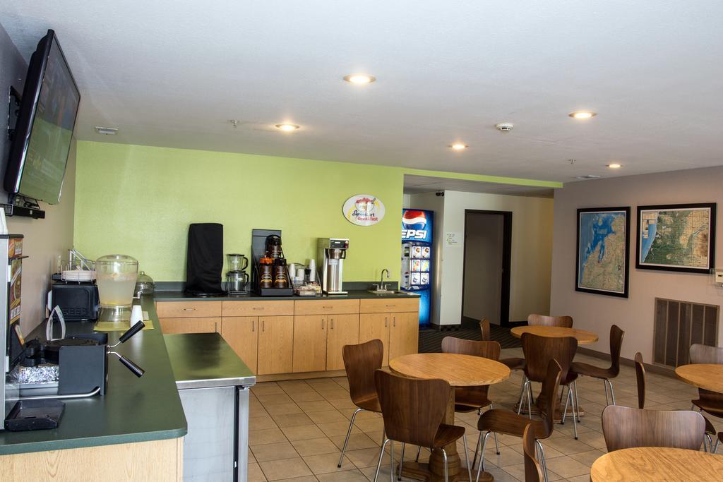 Super 8 By Wyndham Manistee Hotel Bagian luar foto