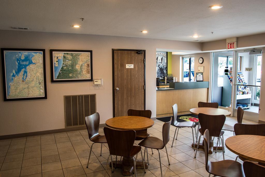 Super 8 By Wyndham Manistee Hotel Bagian luar foto