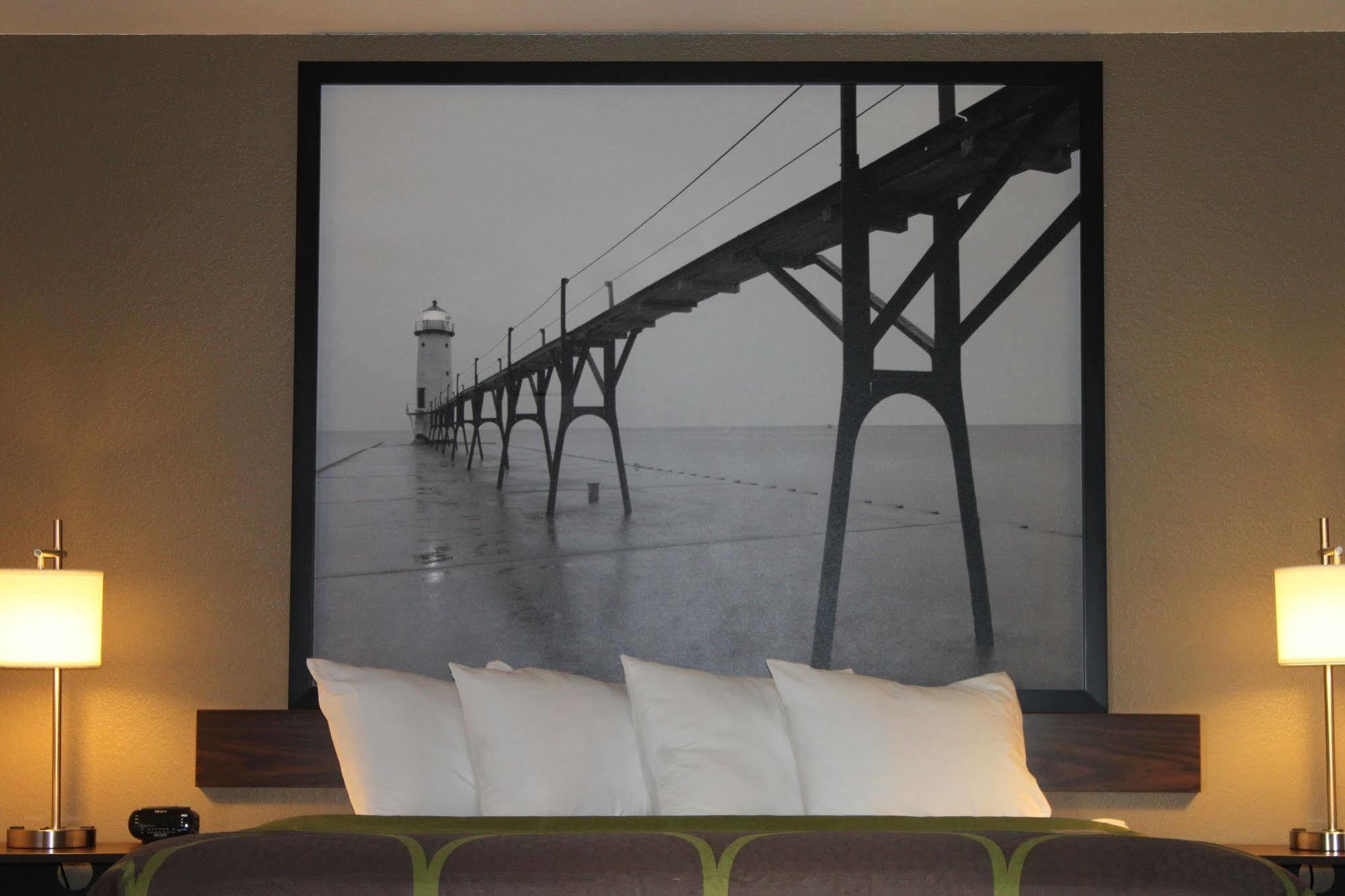 Super 8 By Wyndham Manistee Hotel Bagian luar foto