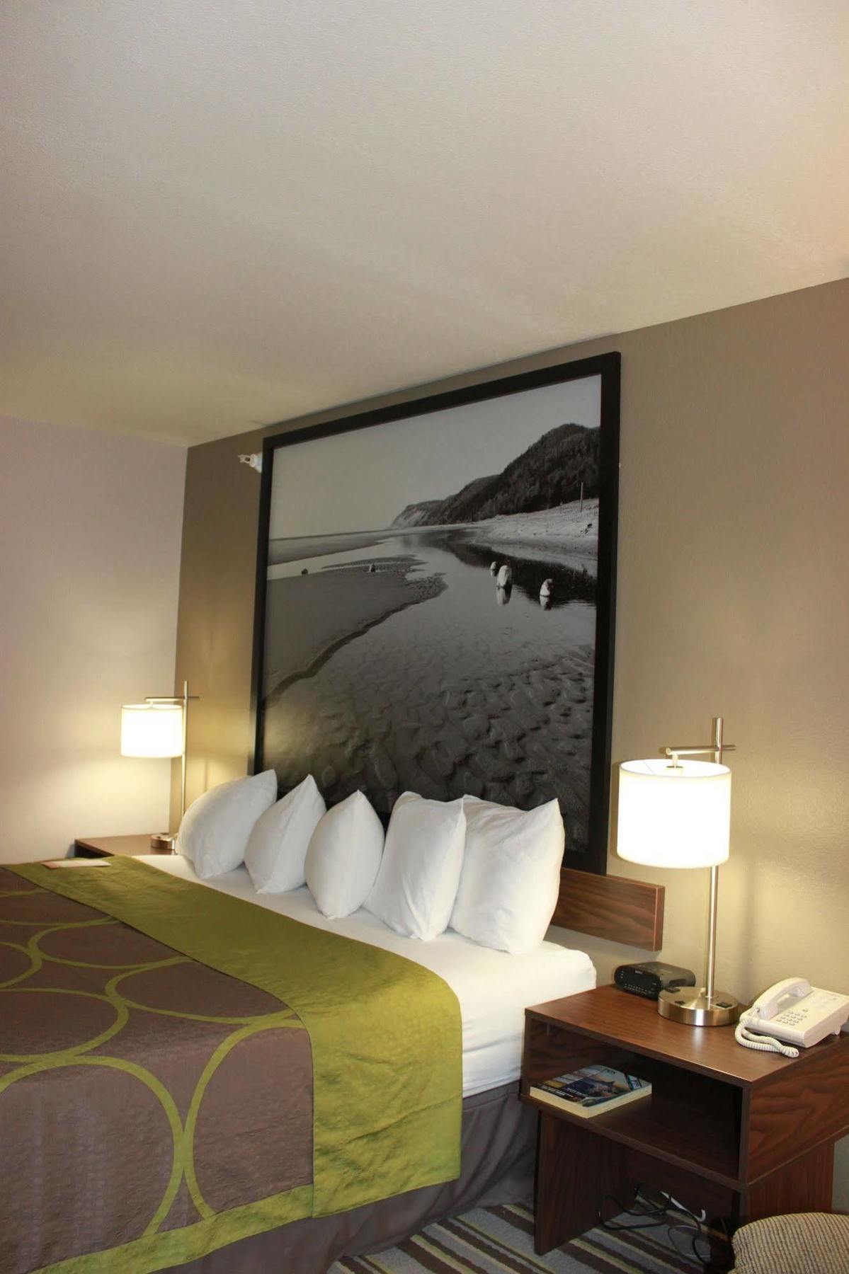 Super 8 By Wyndham Manistee Hotel Bagian luar foto