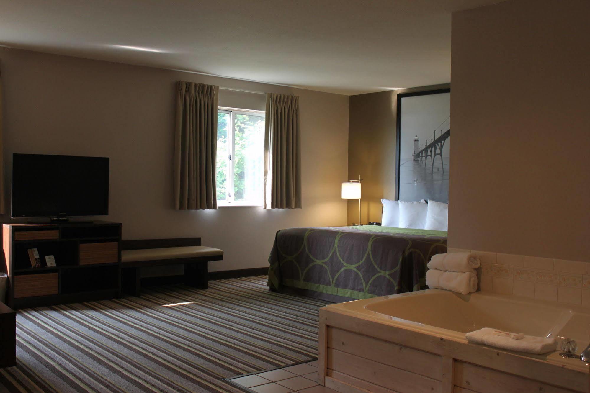 Super 8 By Wyndham Manistee Hotel Bagian luar foto