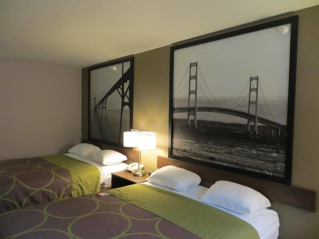 Super 8 By Wyndham Manistee Hotel Bagian luar foto