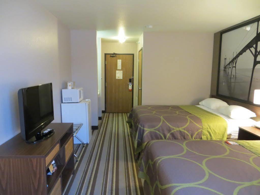 Super 8 By Wyndham Manistee Hotel Bagian luar foto
