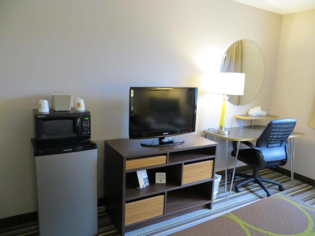 Super 8 By Wyndham Manistee Hotel Bagian luar foto