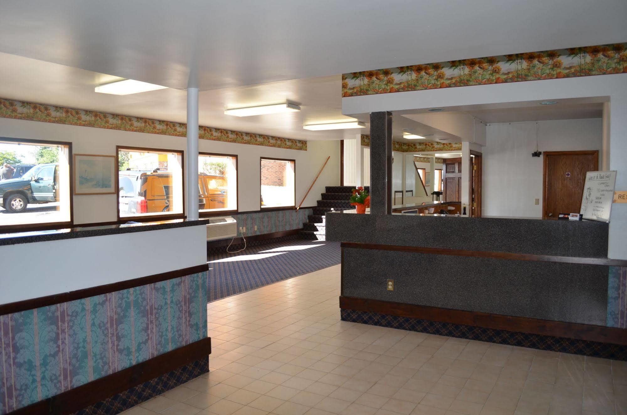 Super 8 By Wyndham Manistee Hotel Bagian luar foto
