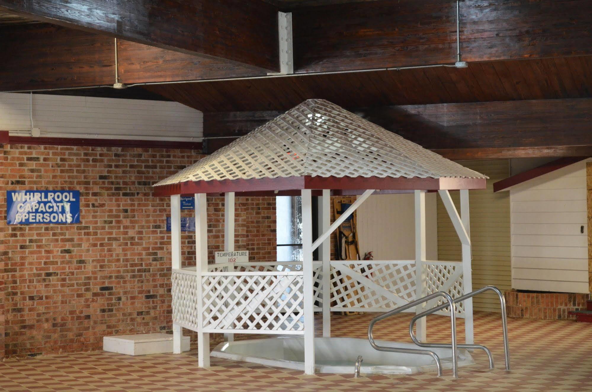 Super 8 By Wyndham Manistee Hotel Bagian luar foto