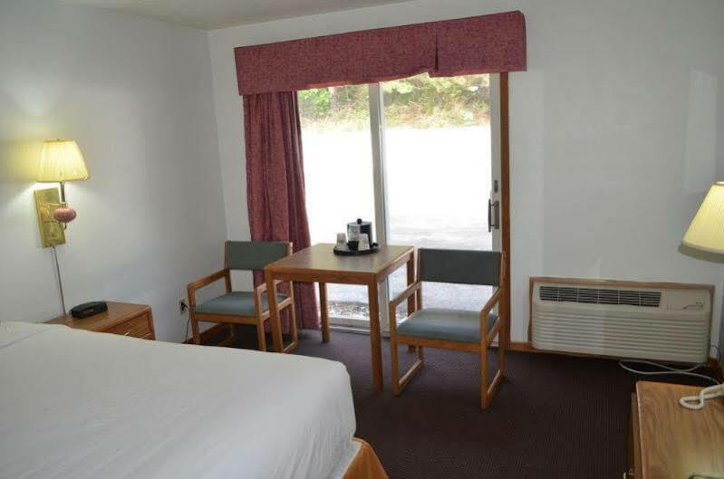Super 8 By Wyndham Manistee Hotel Bagian luar foto