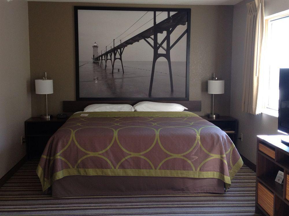 Super 8 By Wyndham Manistee Hotel Bagian luar foto