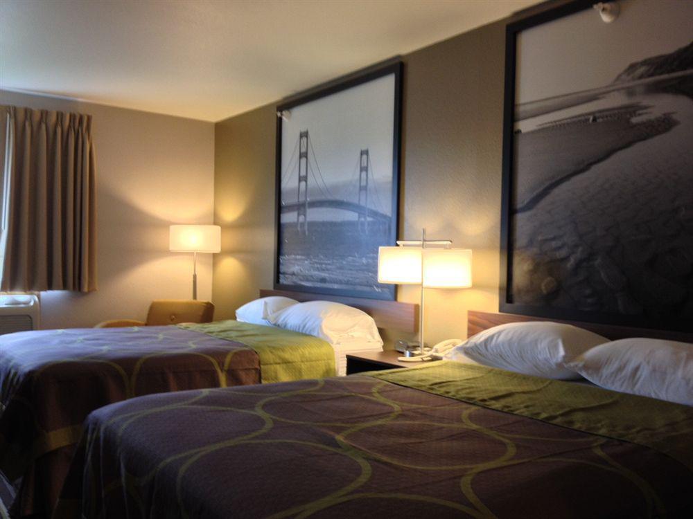 Super 8 By Wyndham Manistee Hotel Bagian luar foto