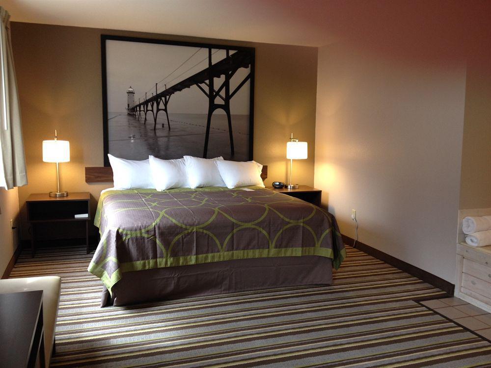 Super 8 By Wyndham Manistee Hotel Bagian luar foto