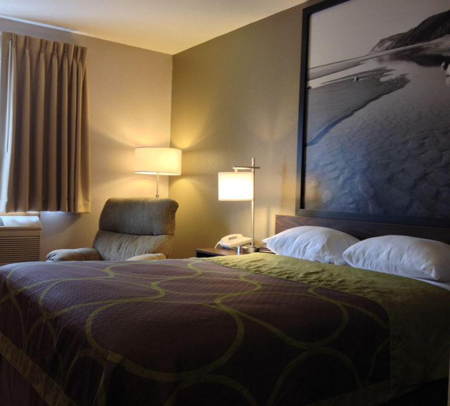 Super 8 By Wyndham Manistee Hotel Bagian luar foto